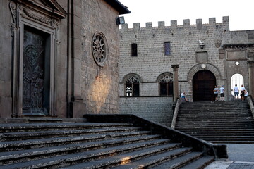 Papstpalast in Viterbo in der Dämmerung