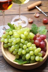 Poster - Fresh ripe grapes and glasses of wine on wooden table