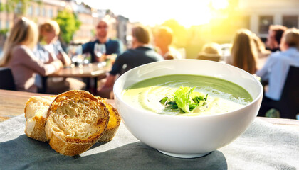 Zucchini Suppe im Hintergrund ein Restaurant 