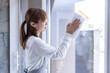 © 健二 中村 - 窓拭きをする女性　woman cleaning windows