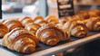 © JoanVtGarcia - primer plano de croissants en panadería cafetería