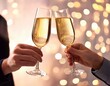 © Marc - Primer plano de dos personas realizando un brindis con dos copas de champán/champagne; brindis, celebración