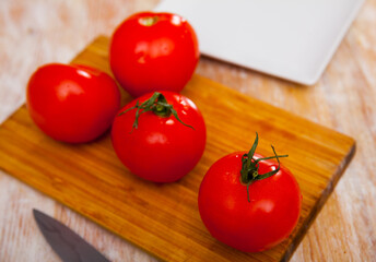 Canvas Print - Fresh juicy organic tomatoes on wooden kitchen table