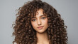 © picpics - Portrait visage fille femme cheveux très bouclés permanente bruns.