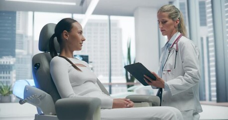 Aufkleber - Female Doctor Consults With Female Patient in a Futuristic Medical Lab, Discussing Innovative Healthcare Solutions. the High-tech Clinic Features Advanced Technology and Modern Design Elements.