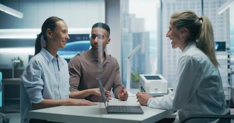 Aufkleber - Female Doctor Consults a Couple in Hospital Office, Discussing Medical Diagnostics and Treatment Options. Couple Talking with Physician, Expert about ivf, parenthood, psychological issues.