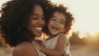 © Eliza - kobieta, dziecko, mama, córka, czarna kobieta, afroamerykanka dziewczynka, plener, zachód słońca, złota godzina, uśmiech, radość, przytulanie, miłość, ciepło, natura, światło, rodzinne, emocje, śmiech