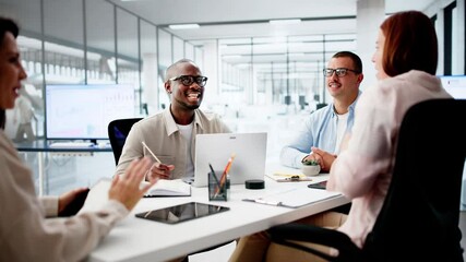 Canvas Print - Group Of Multi Ethnic Businesspeople Discussing Together