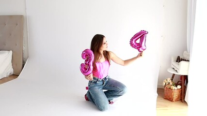 Wall Mural - jovem mulher celebra aniversário faz pose para fotos 