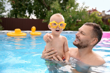 Poster - Happy father having fun with his son in swimming pool