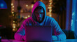 © Vitor - Um hacker de moletom com capuz senta-se em um laptop e olha para a tela. Segurança da informação, vulnerabilidade do sistema