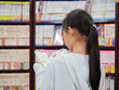 © zheng qiang - 本屋さんで漫画を読んでいる小学生の女の子の様子