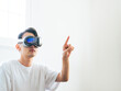© metamorworks - VRゴーグルで3D映像を操作する男性