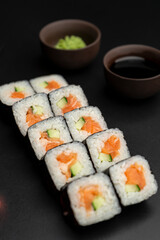 Shake maki with salmon