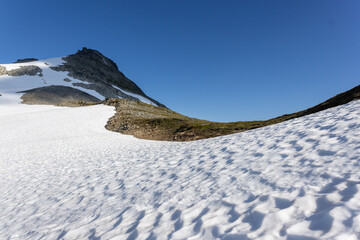 Saddle ridge between two mountains