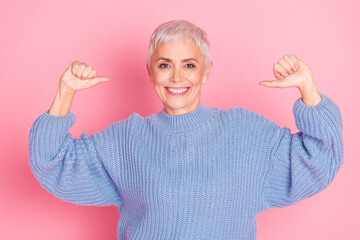 Canvas Print - Photo portrait of attractive senior woman point self proud dressed stylish blue knitwear clothes isolated on pink color background