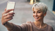 © PixelPower - Junge Frau macht ein Selfie von sich
