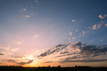 Paisaje de atardecer amplio con colores vibrantes