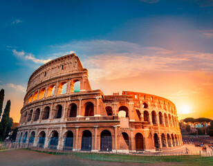 El coliseo romano con el atardecer.