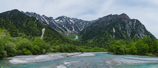 日本　長野県松本市安曇にある山岳景勝地の上高地　新緑に囲まれた梓川と後ろに見える穂高連峰