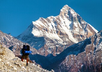 Canvas Print - mount Nanda Devi with hiker