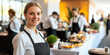 © stockmotion - Servicekraft bei der Arbeit auf einem Catering-Event
