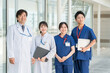 © buritora - 病院の屋上にいる男女の医師・医者・看護師・医療従事者・技師（4人）