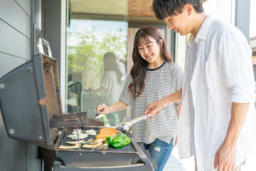 Sticker - バーベキュー・キャンプ・BBQ・焼き肉・グランピングをする男女（ホームパーティー・ベランピング））
