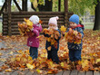 © Leonardo - Niños jugando con hojas de otoño