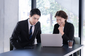 Wall Mural - Business scene of a male subordinate meeting with a female boss Image of new employee training, etc.