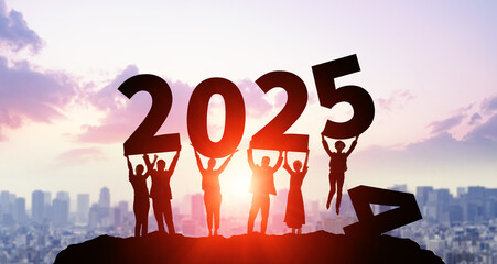 Poster - 2025年の新年号を掲げる人々　ビジネス向け2025年新年イメージ　令和七年年賀状素材