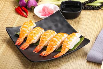 Wall Mural - Japanese cuisine - sushi with prawn