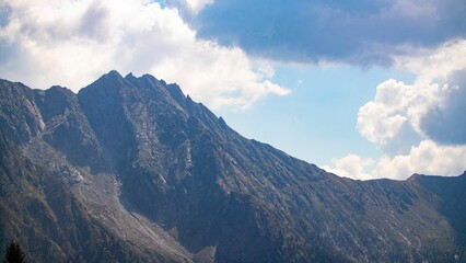 Poster - Beautiful landscape of a mountain with a clear blue sky and fluffy clouds