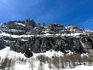 Sticker - Mountain landscape against a bright blue sky, with snow-covered slopes in Cortina D'ampezzo