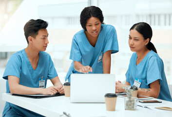 Aufkleber - Meeting, people and diversity with laptop as medical students in teamwork, internship or clinic. Group, discussion and confidence in hospital on tech for health, review and feedback in brainstorming