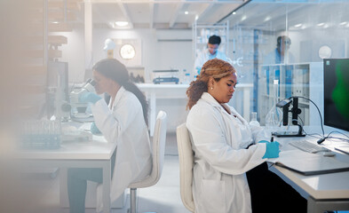 Aufkleber - Scientist, woman and notebook with writing in lab for medical research, sample test and virus study. Science, teamwork and checklist for medicine treatment or vaccine experiment at pharma company
