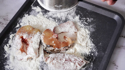    First sprinkle the fish with flour for further frying