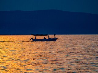 Wall Mural - Boote bei Sonnenuntergang am Meer