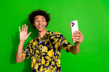 Canvas Print - Photo of cheerful positive blogger man wear trendy tropical print clothes hello isolated on green color background