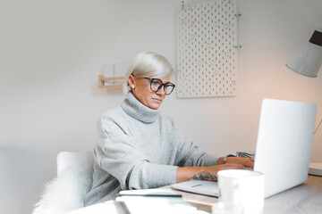 Caucasian woman working on her laptop from homeoffice