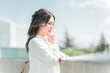 © buritora - 屋上で外を眺めながら考える若いアジア人ビジネスウーマン（やる気・チャレンジ・自信・成功）