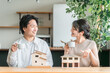 © buritora - マイホームの計画をする若い夫婦（相談会・ハウスメーカー・家づくり）