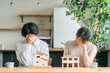 © buritora - 住宅購入について悩む夫婦（2世帯住宅・マイホーム・住宅ローン）