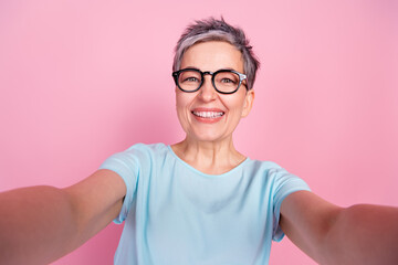 Canvas Print - Photo of pretty aged woman make selfie toothy smile blue t-shirt isolated on pink color background