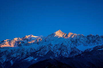 Sticker - The mountains are covered in snow and the sky is a deep blue