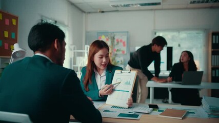 Fototapete - Businesswoman is presenting data analysis and pointing to a growth chart while talking with her male colleague in the office