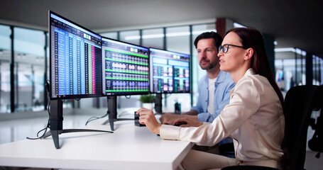 Aufkleber - Analyst Employee Working On Spreadsheet