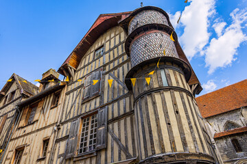 Sticker - Maisons à colombages dans les rues de la ville médiévale de Troyes