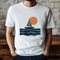 T-shirt dengan desain kapal layar dan matahari terbenam.