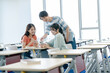 © wheeljack - 教室でクラスメイトと話す大学生　撮影協力：学校法人電波学園　東京電子専門学校